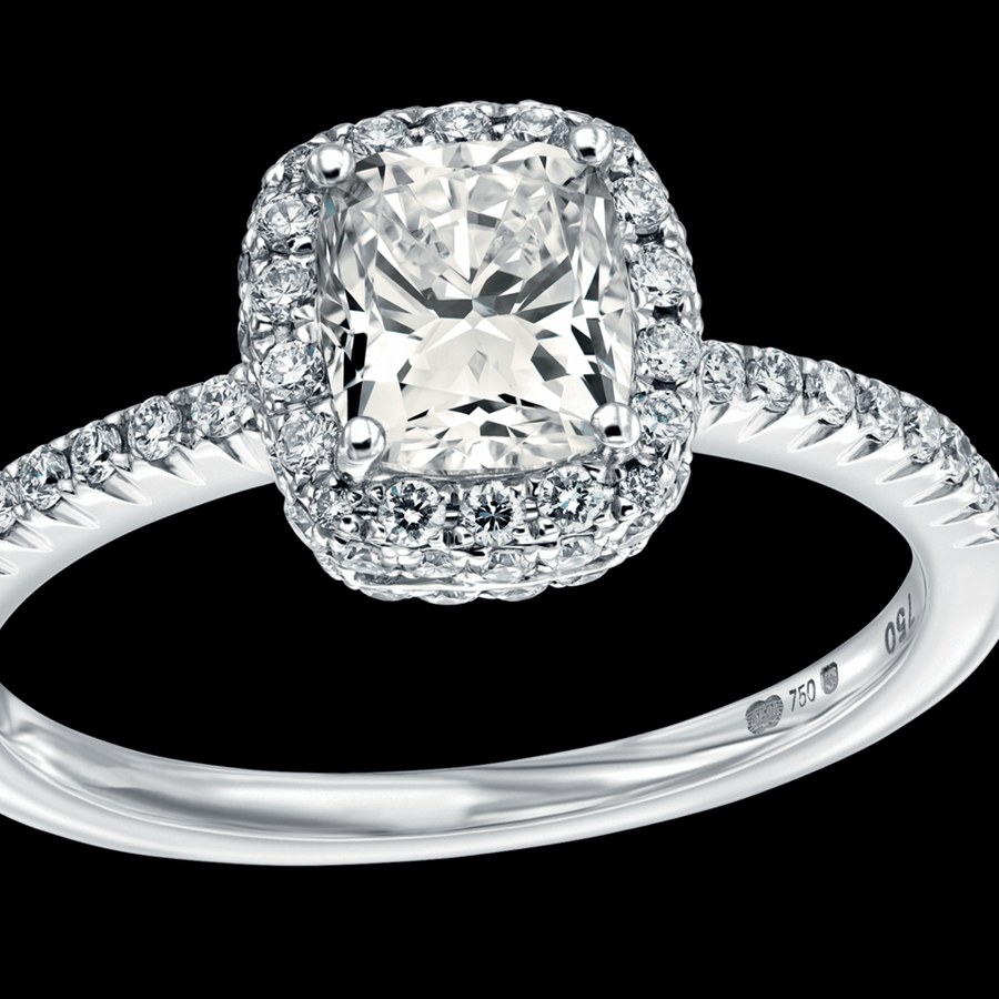 Ring med kuddslipad sten, närbild
